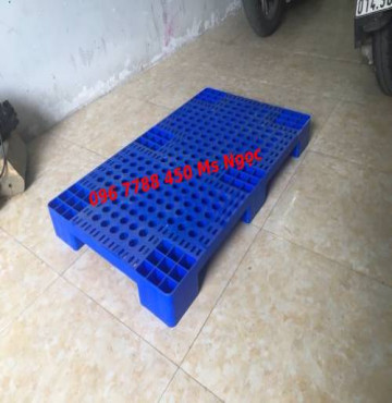 Pallet nhựa kê hàng hóa trong xưởng may Lhe 0967788450 Ngọc